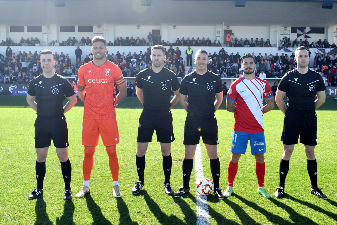 Capitanes y colegiados en el derbi del Estrecho 
