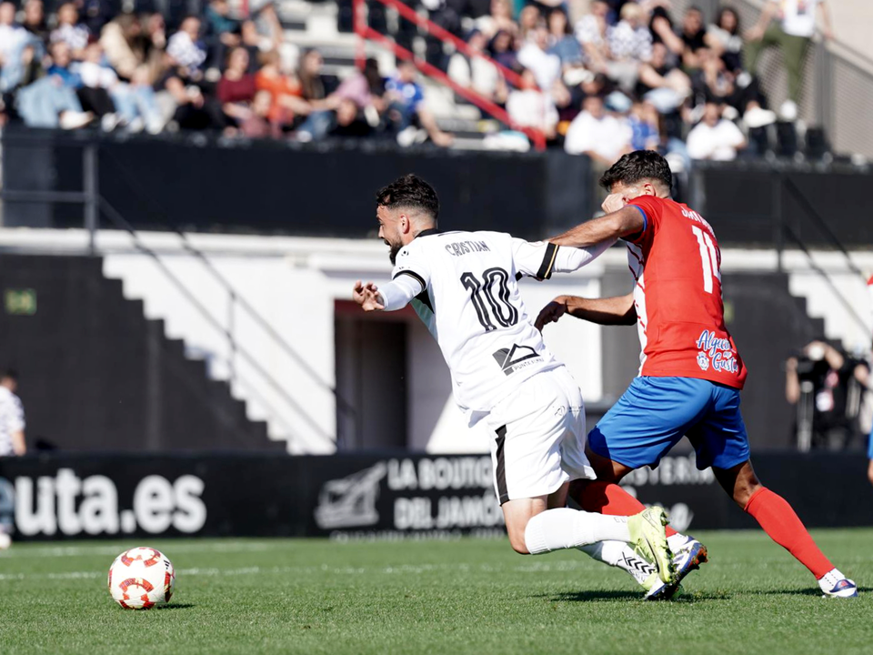 Cristian lucha on su marcador por el esf&eacute;rico en el derbi del Estrecho 