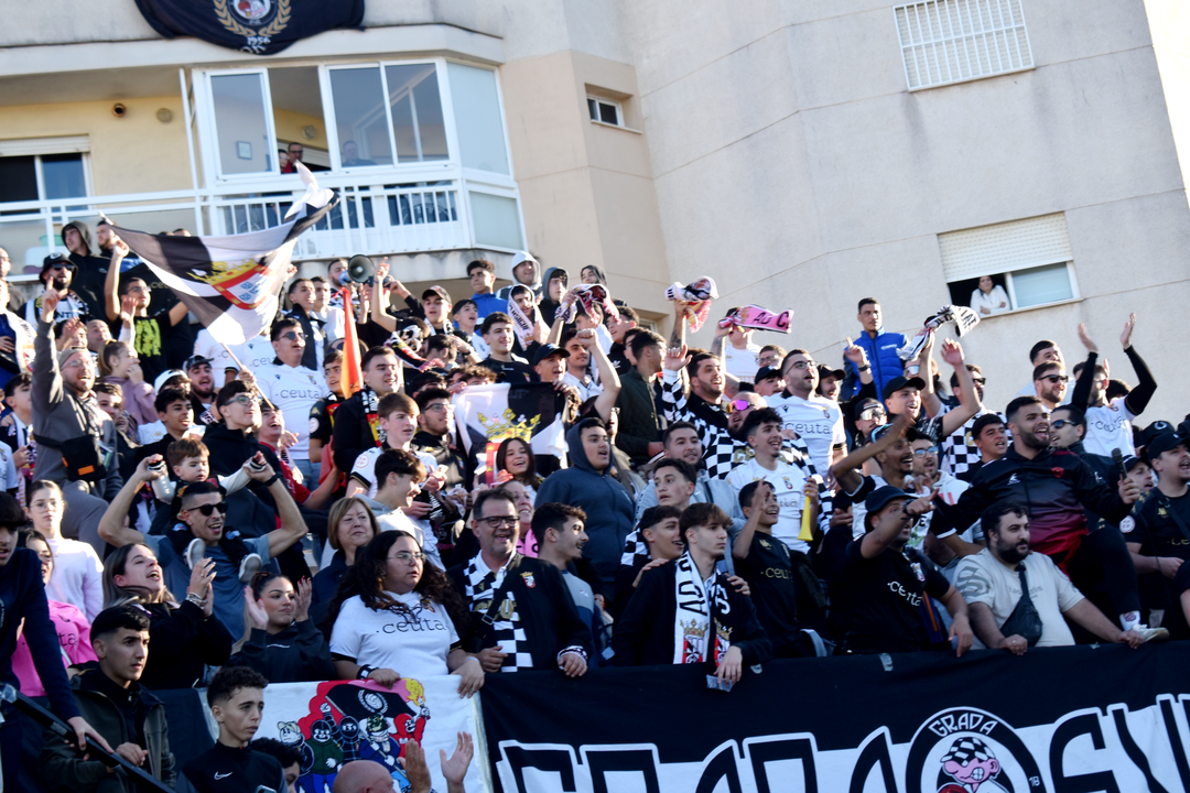 La afici&oacute;n caballa celebra el triunfo de la AD Ceuta FC (2)