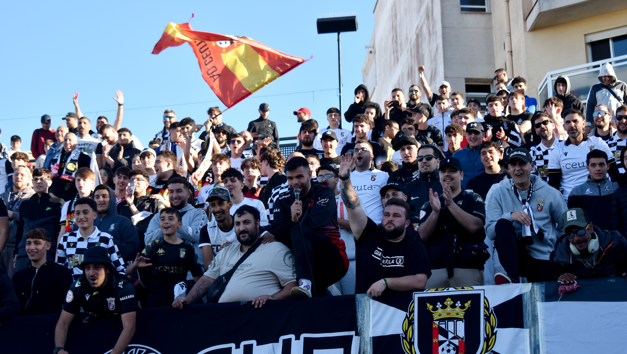 La afici&oacute;n caballa celebra el triunfo de la AD Ceuta FC