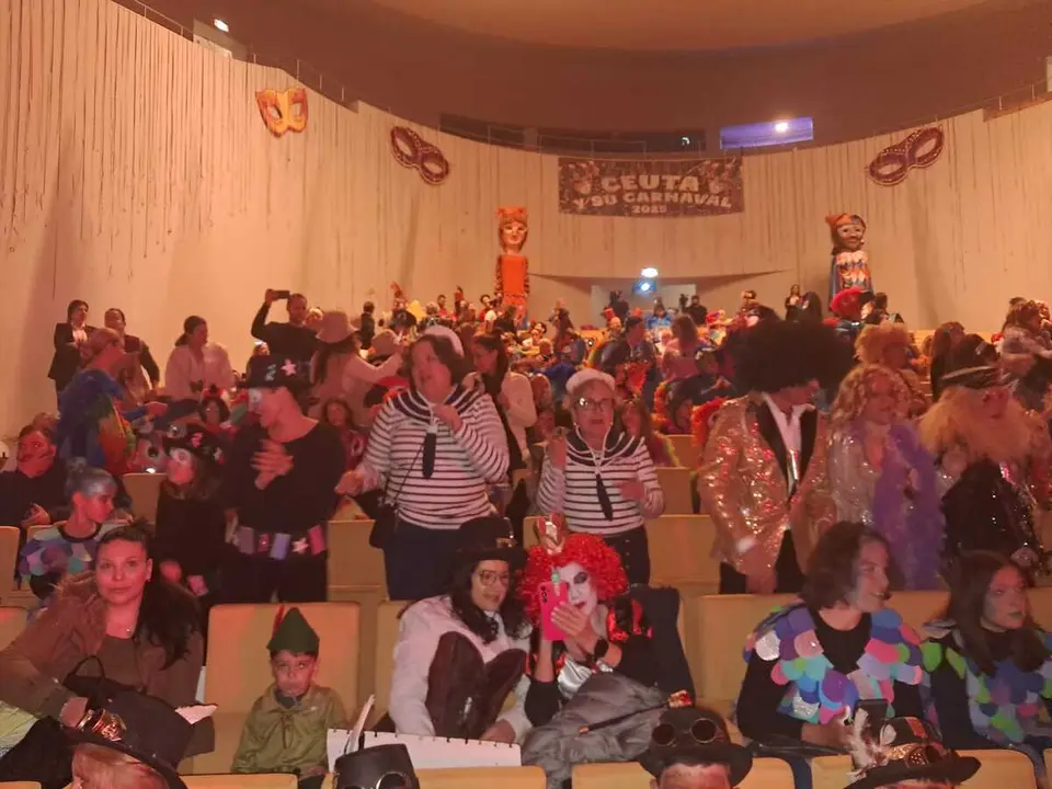 Concurso de Carnavales en el Revell&iacute;n / C&eacute;sar Mart&iacute;n