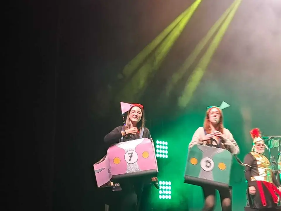 Concurso de Carnavales en el Revell&iacute;n / C&eacute;sar Mart&iacute;n