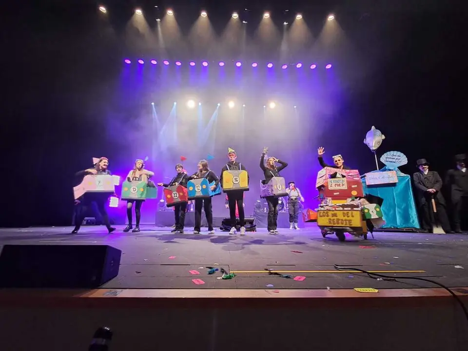 Concurso de Carnavales en el Revell&iacute;n / C&eacute;sar Mart&iacute;n