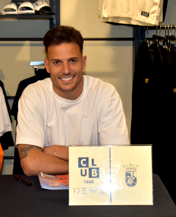 La AD Ceuta FC firma aut&oacute;grafos a los j&oacute;venes aficionados (27)