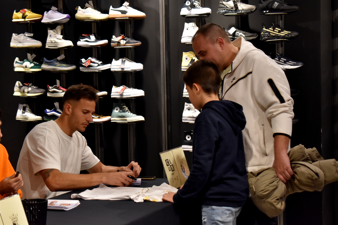 La AD Ceuta FC firma aut&oacute;grafos a los j&oacute;venes aficionados (26)