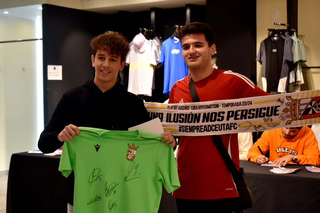 La AD Ceuta FC firma aut&oacute;grafos a los j&oacute;venes aficionados (16)