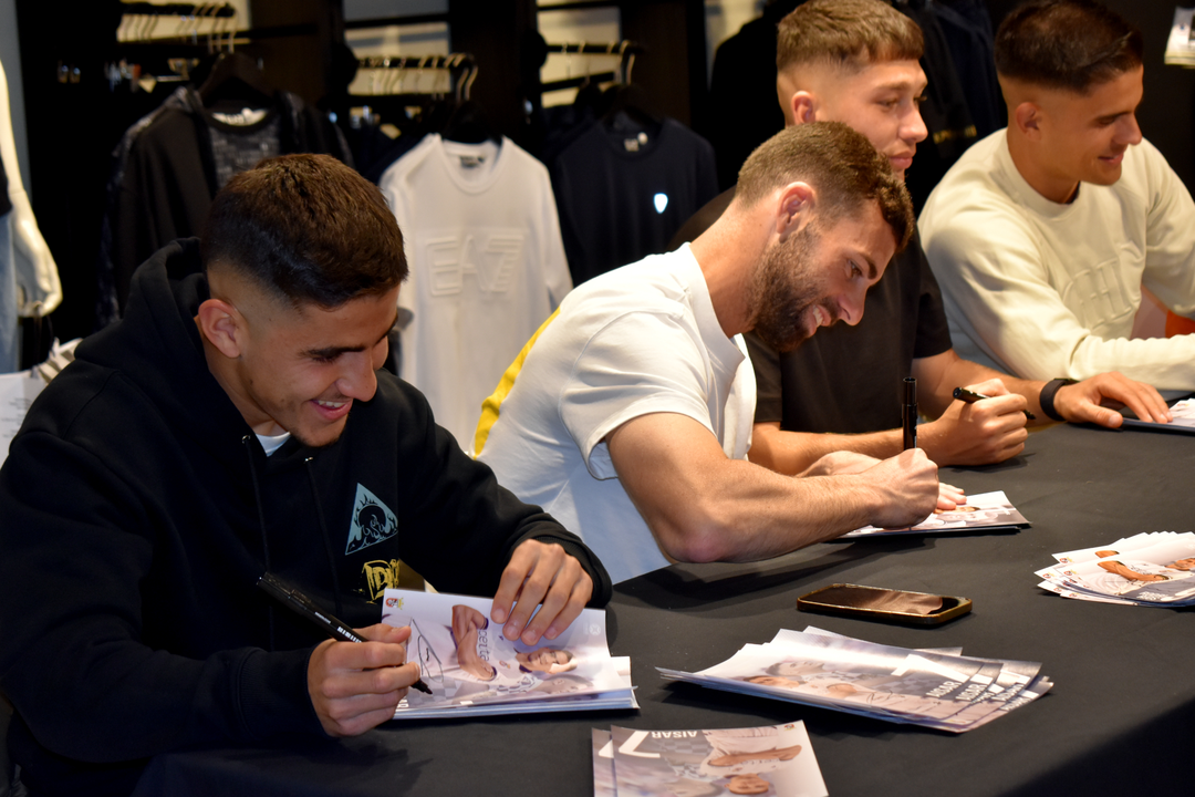 La AD Ceuta FC firma aut&oacute;grafos a los j&oacute;venes aficionados (12)