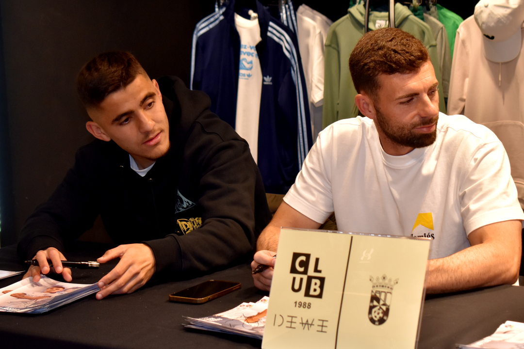 La AD Ceuta FC firma aut&oacute;grafos a los j&oacute;venes aficionados (8)