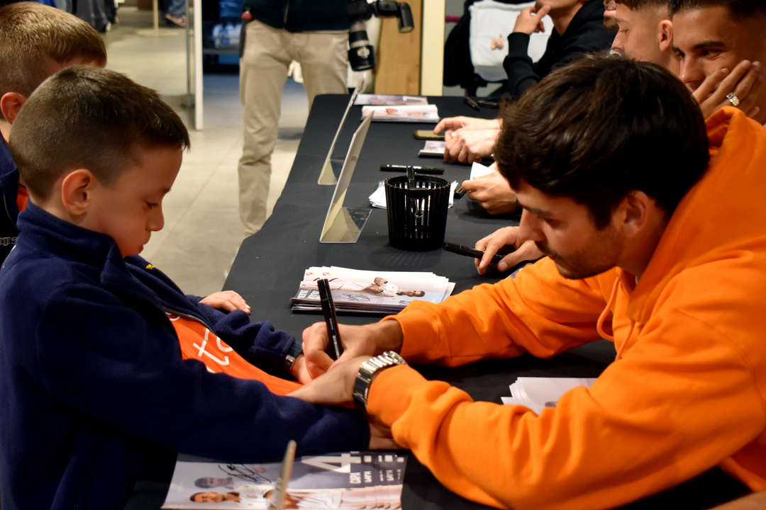 La AD Ceuta FC firma aut&oacute;grafos a los j&oacute;venes aficionados (5)