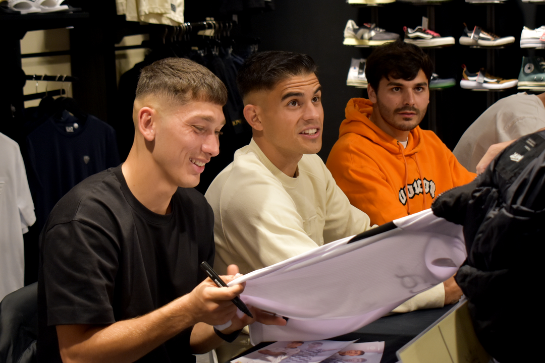 La AD Ceuta FC firma aut&oacute;grafos a los j&oacute;venes aficionados (2)
