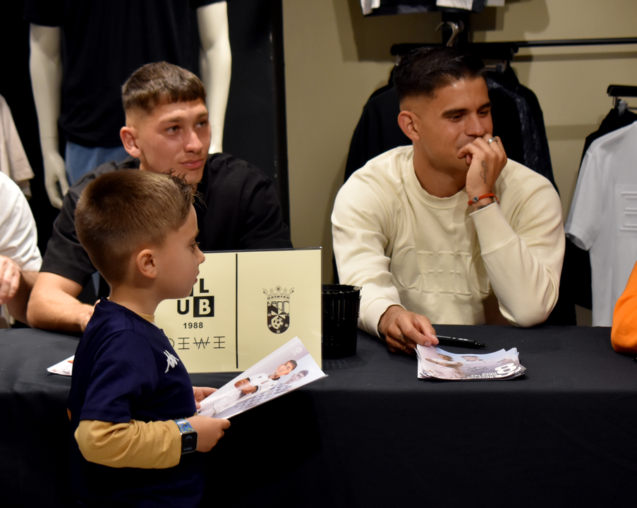 La AD Ceuta FC firma aut&oacute;grafos a los j&oacute;venes aficionados