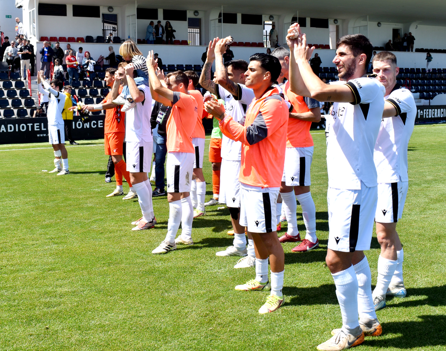 La AD Ceuta FC celebra el triunfo ante el Alcoyano. Foto: Rafa B&aacute;ez