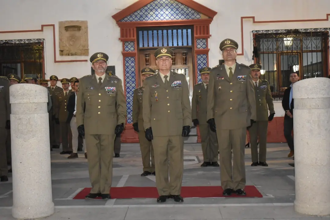 Arriado de Bandera COMGECEU con Luis de la Fuente presente / Rafa B&aacute;ez
