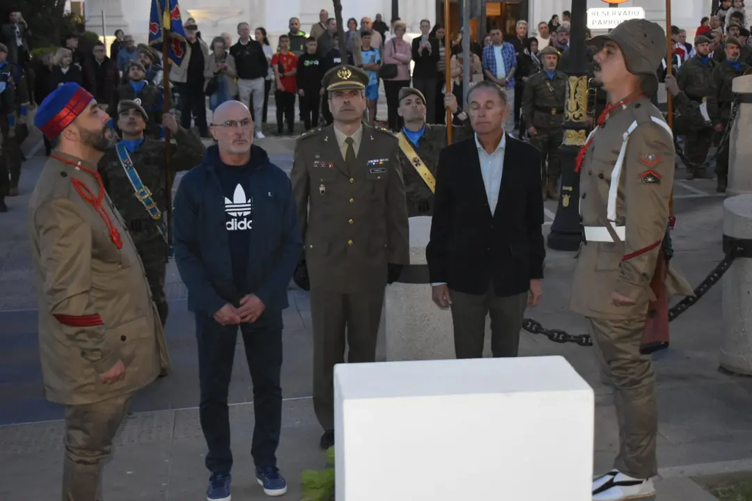 Arriado de Bandera COMGECEU con Luis de la Fuente presente / Rafa B&aacute;ez