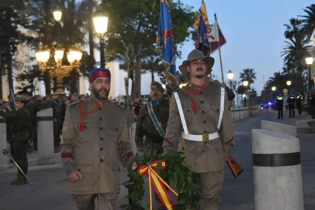 Arriado de Bandera COMGECEU con Luis de la Fuente presente / Rafa B&aacute;ez