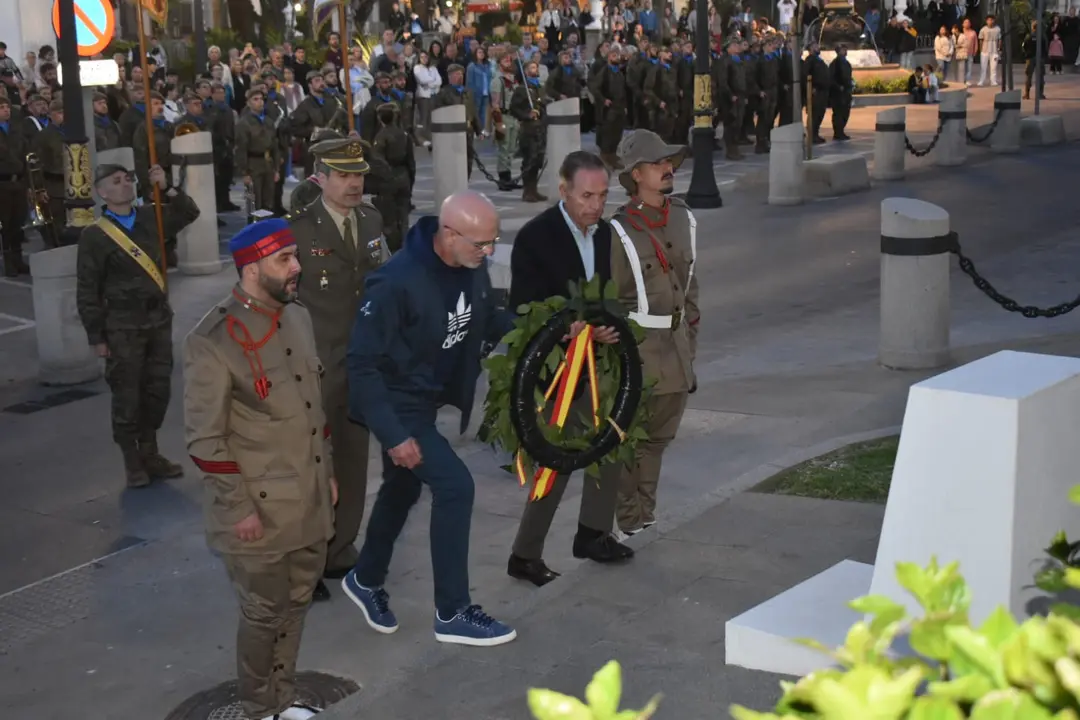 Arriado de Bandera COMGECEU con Luis de la Fuente presente / Rafa B&aacute;ez