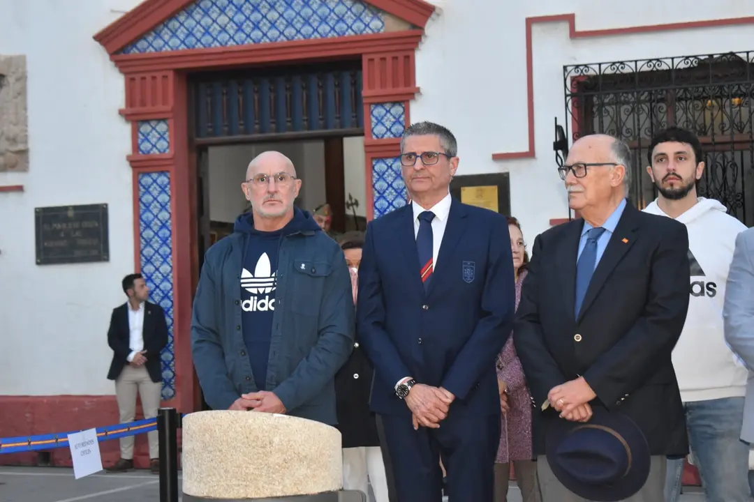 Arriado de Bandera COMGECEU con Luis de la Fuente presente / Rafa B&aacute;ez