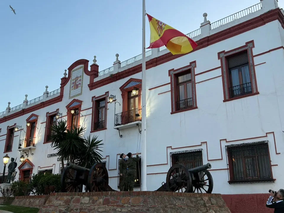 Arriado de Bandera COMGECEU con Luis de la Fuente presente / Rafa B&aacute;ez