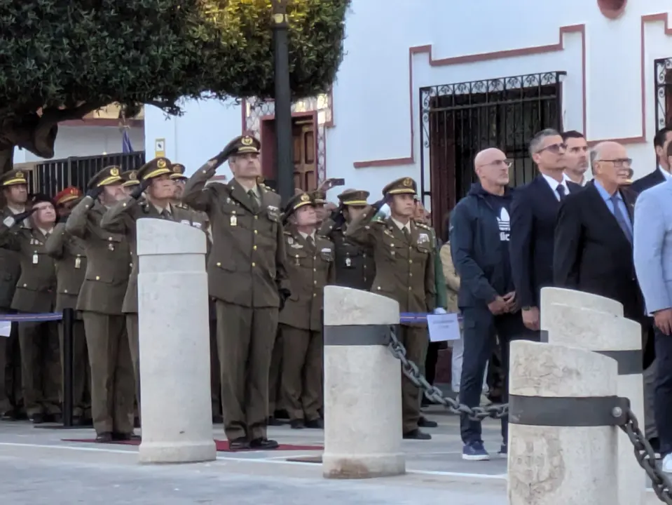 Arriado de Bandera COMGECEU con Luis de la Fuente presente / Rafa B&aacute;ez