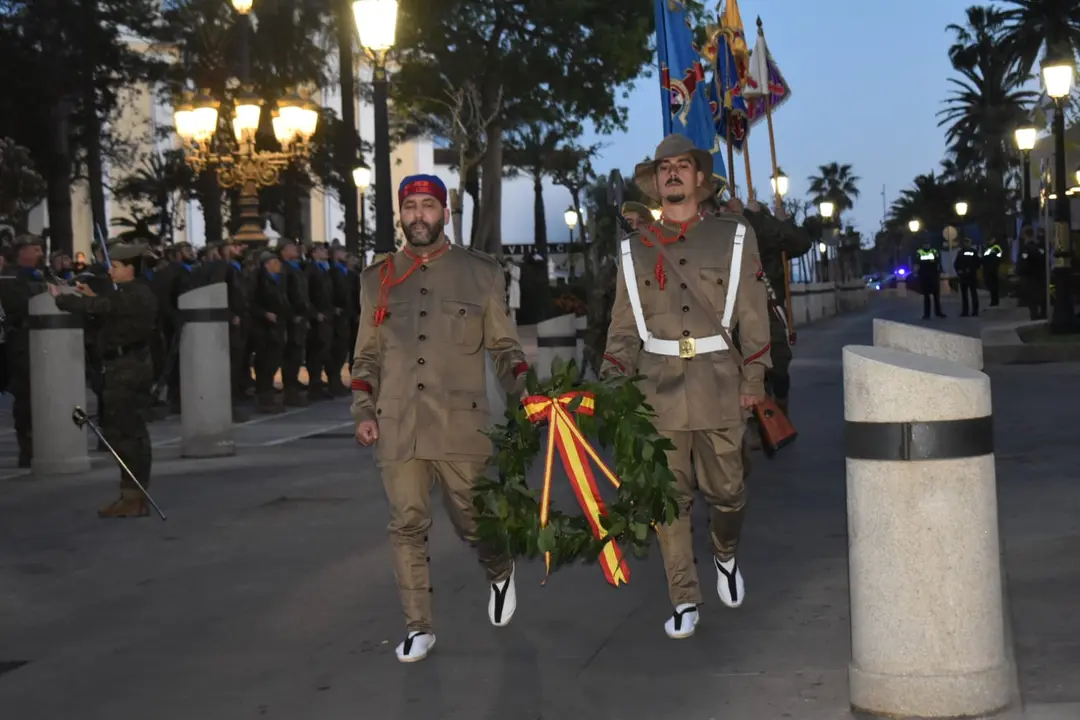Arriado de Bandera COMGECEU con Luis de la Fuente presente / Rafa B&aacute;ez