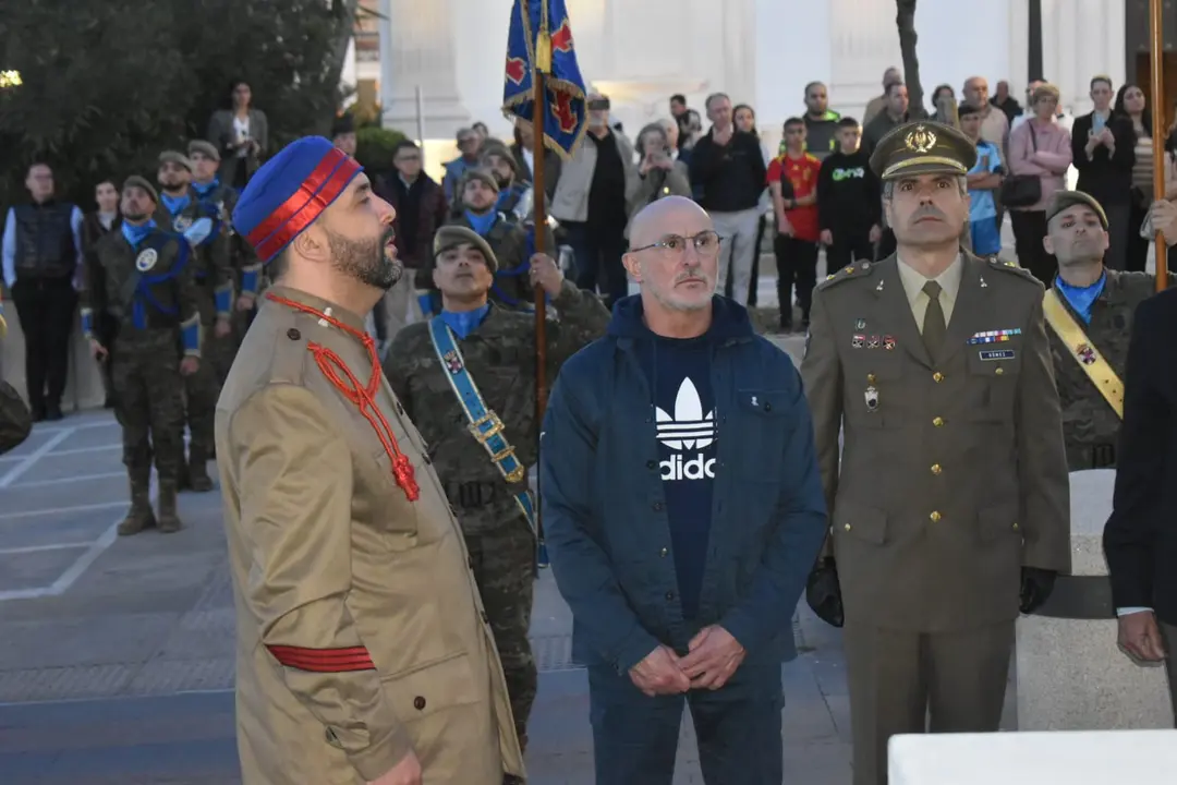 Arriado de Bandera COMGECEU con Luis de la Fuente presente / Rafa B&aacute;ez