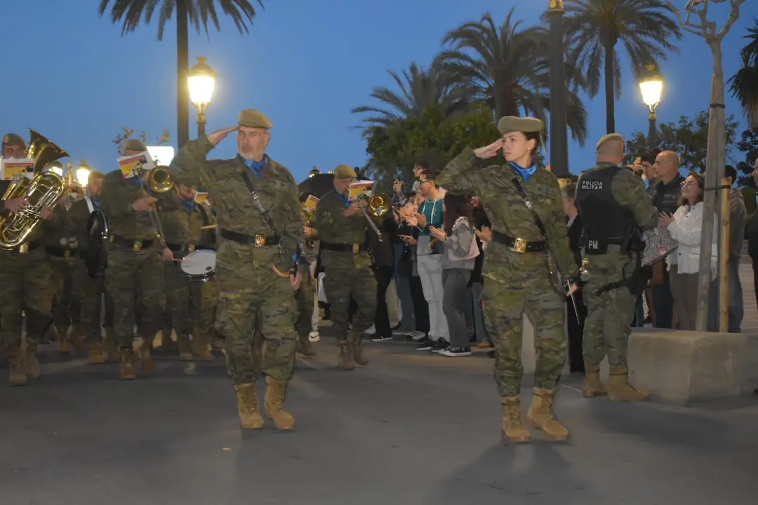 Arriado de Bandera COMGECEU con Luis de la Fuente presente / Rafa B&aacute;ez