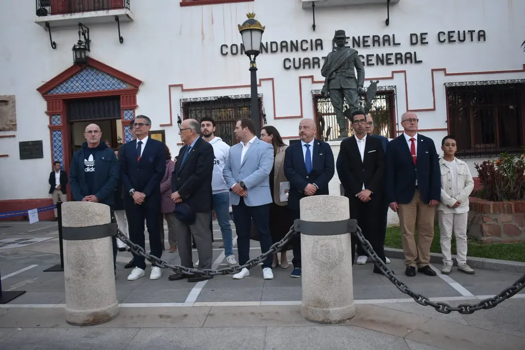 Arriado de Bandera COMGECEU con Luis de la Fuente presente / Rafa B&aacute;ez