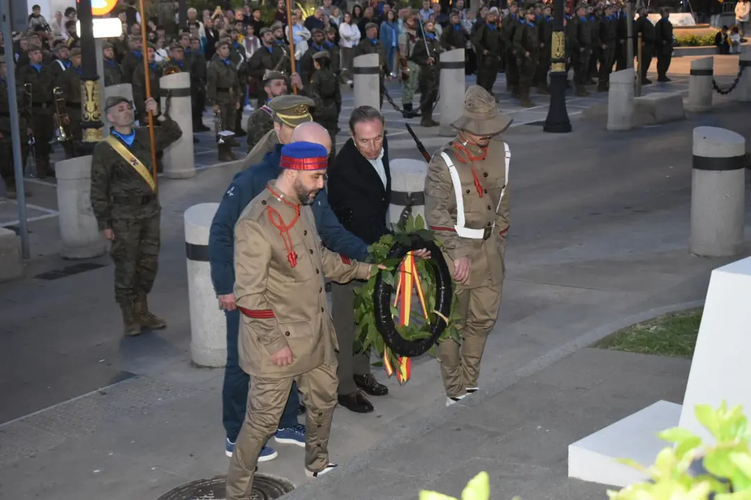 Arriado de Bandera COMGECEU con Luis de la Fuente presente / Rafa B&aacute;ez