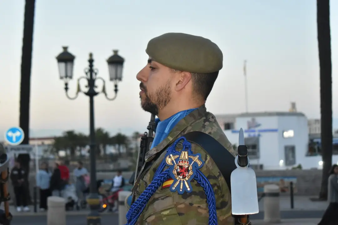 Arriado de Bandera COMGECEU con Luis de la Fuente presente / Rafa B&aacute;ez