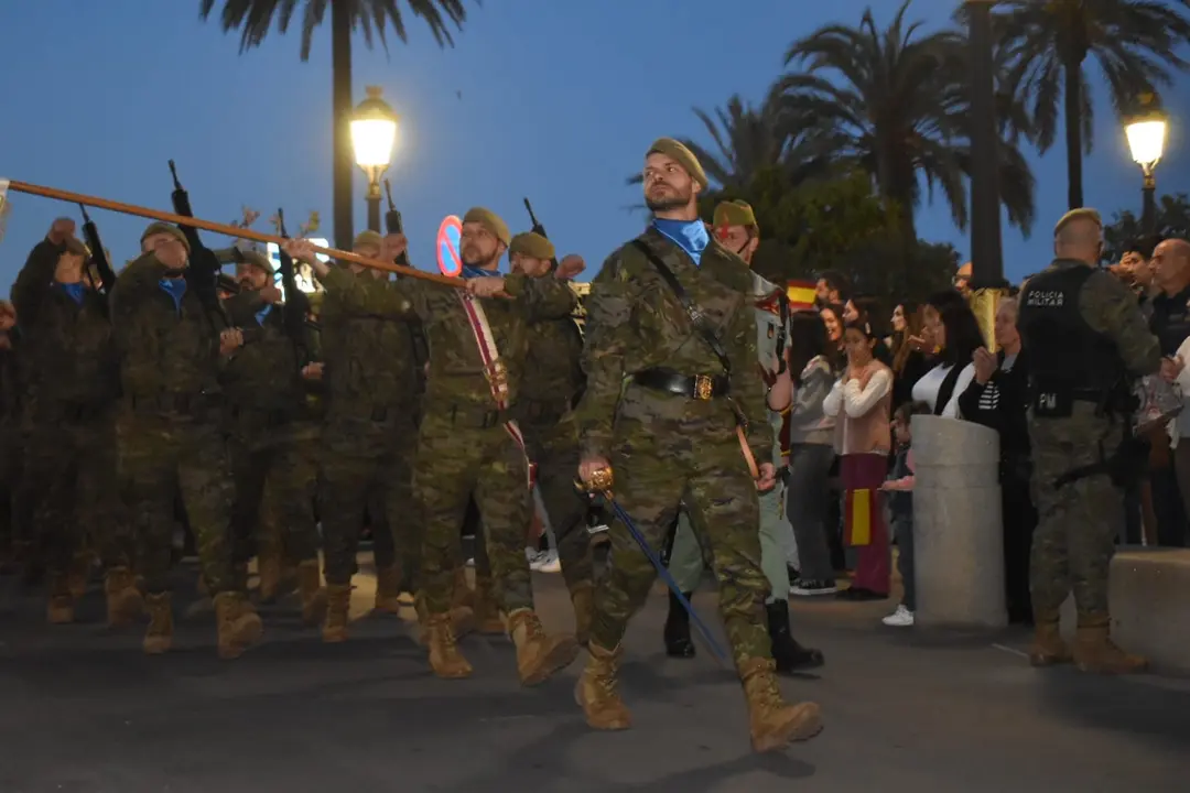 Arriado de Bandera COMGECEU con Luis de la Fuente presente / Rafa B&aacute;ez