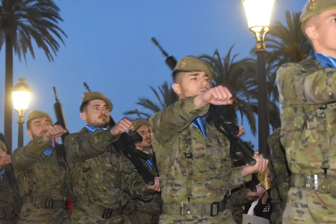 Arriado de Bandera COMGECEU con Luis de la Fuente presente / Rafa B&aacute;ez