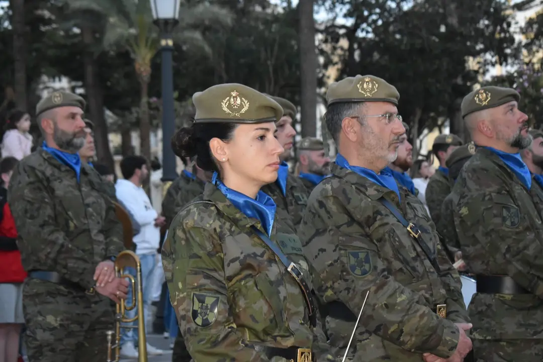 Arriado de Bandera COMGECEU con Luis de la Fuente presente / Rafa B&aacute;ez