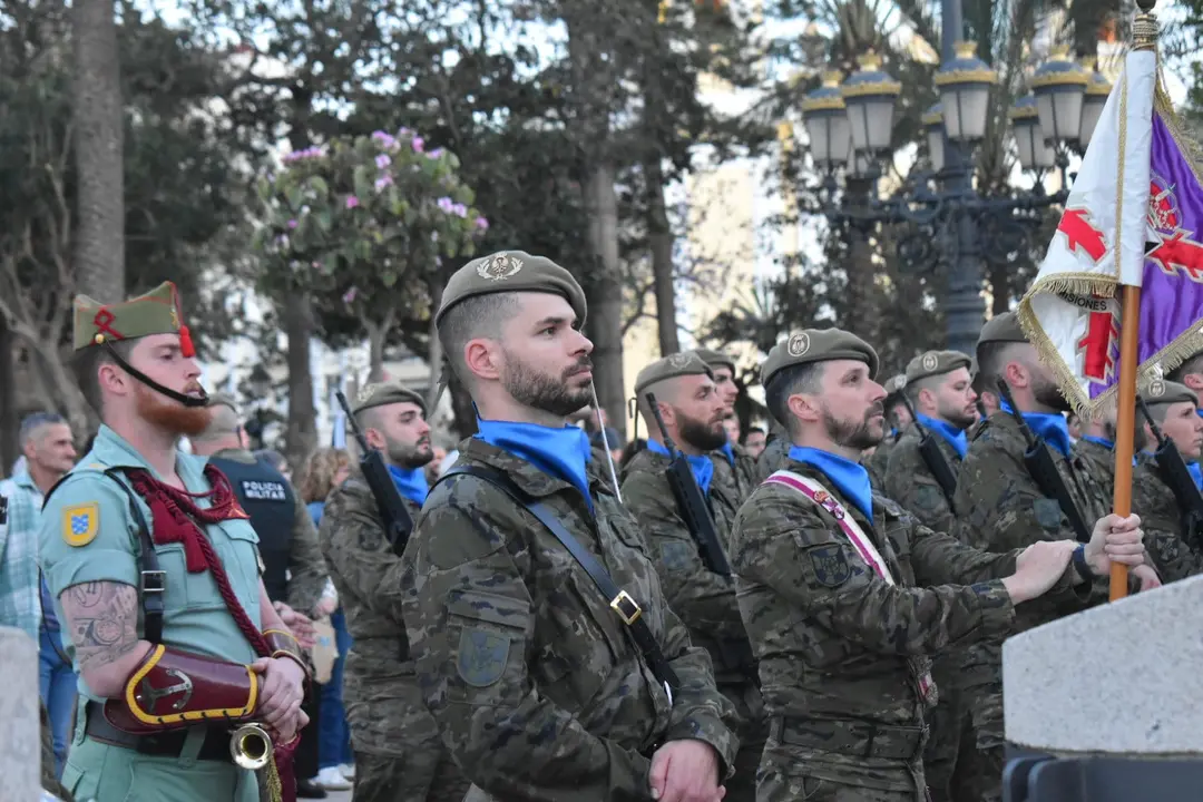 Arriado de Bandera COMGECEU con Luis de la Fuente presente / Rafa B&aacute;ez