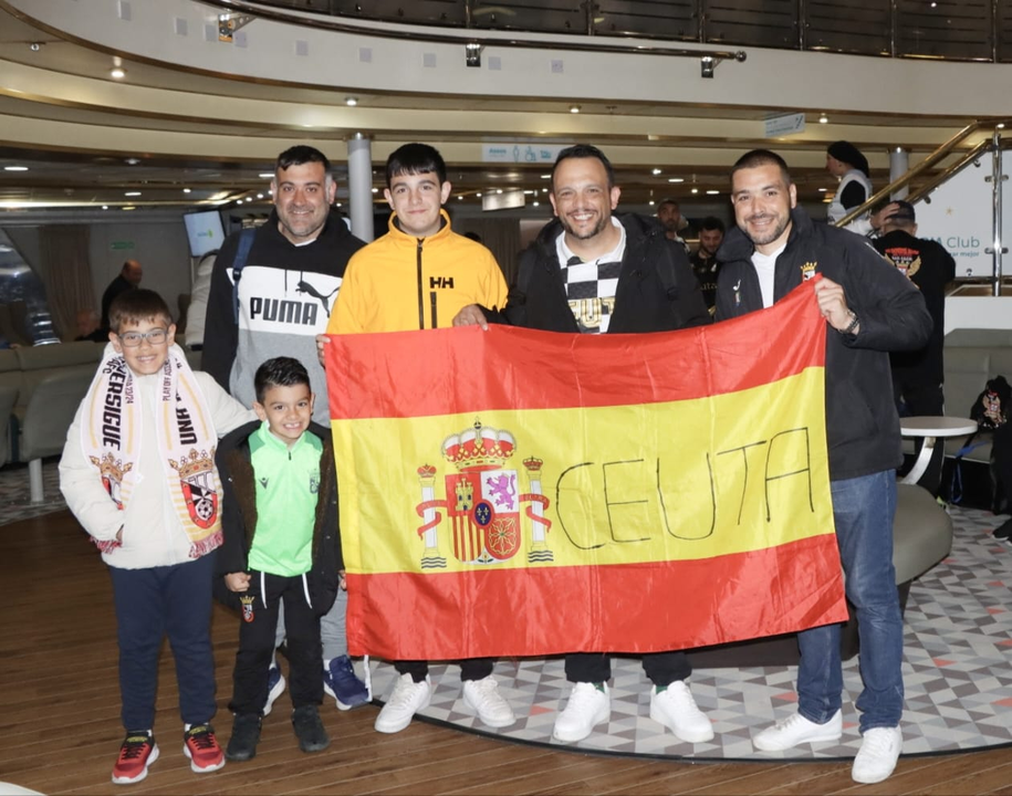 La afici&oacute;n caballa inicia el viaje a Murcia. Foto Abdeselam Mohamed