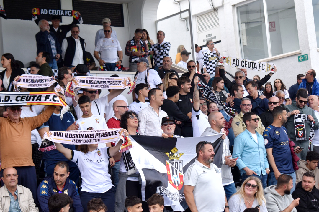 Encuentro entre la AD Ceuta FC y el M&eacute;rida 