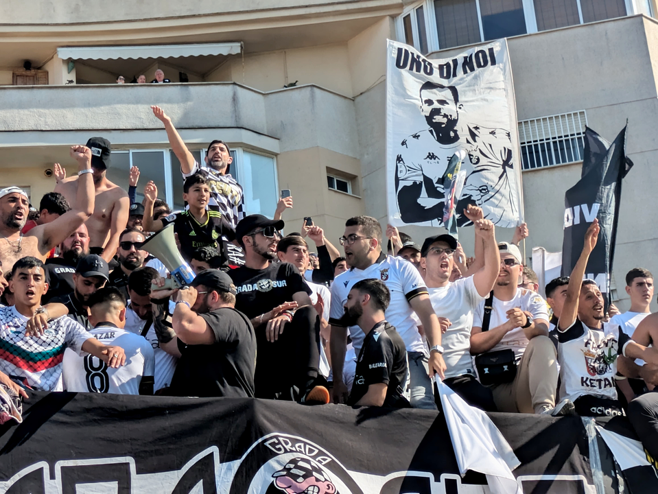 El Ceuta y su afici&oacute;n celebran el triunfo ante el M&eacute;rida (10)