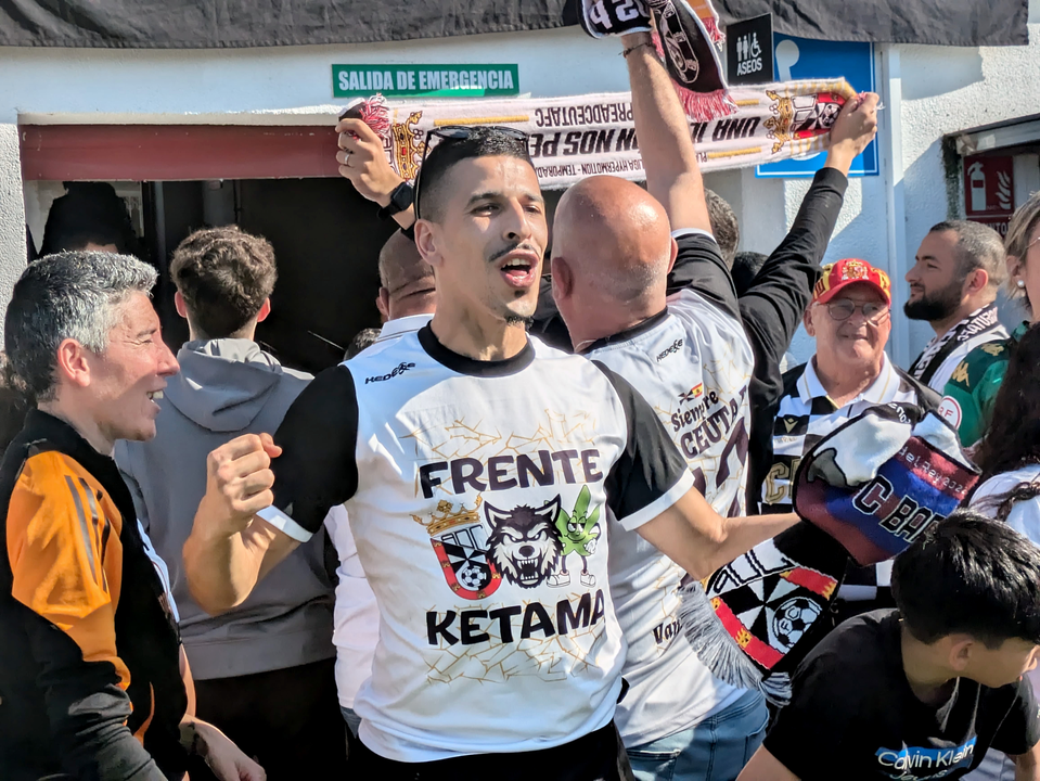 El Ceuta y su afici&oacute;n celebran el triunfo ante el M&eacute;rida (9)
