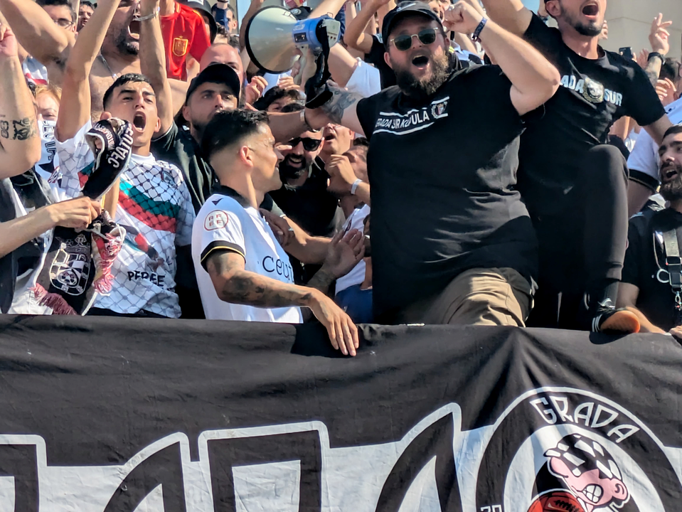 El Ceuta y su afici&oacute;n celebran el triunfo ante el M&eacute;rida (8)