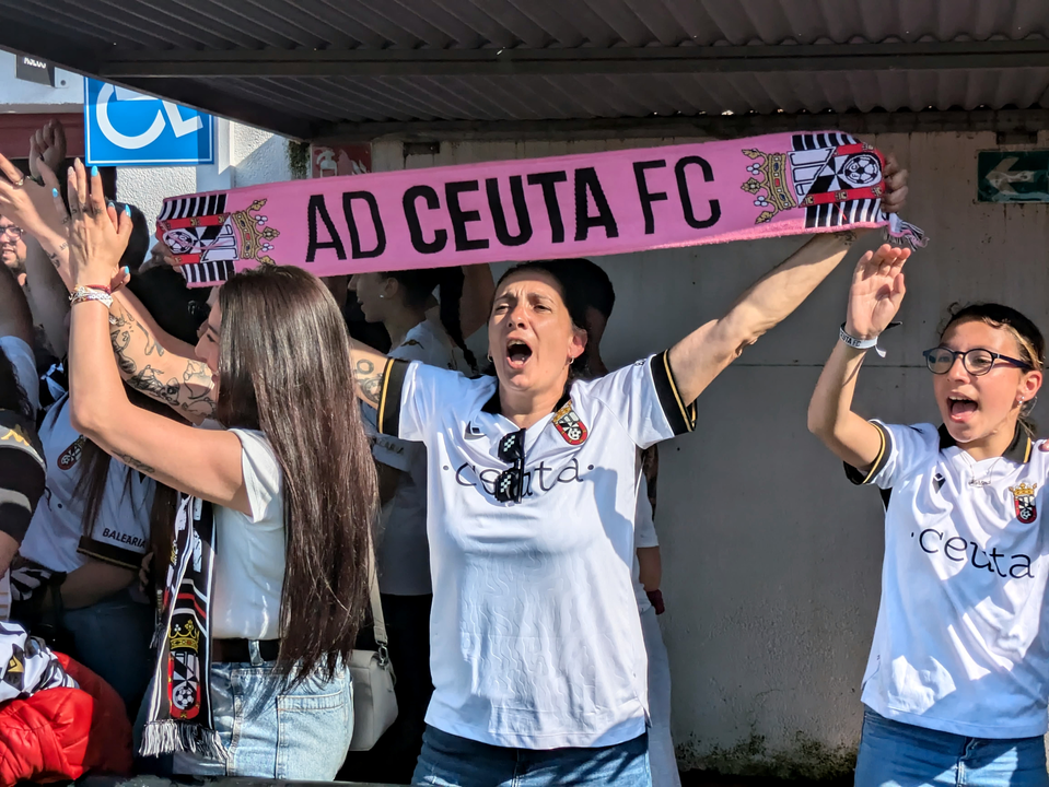 El Ceuta y su afici&oacute;n celebran el triunfo ante el M&eacute;rida. Foto: Rafa B&aacute;ez