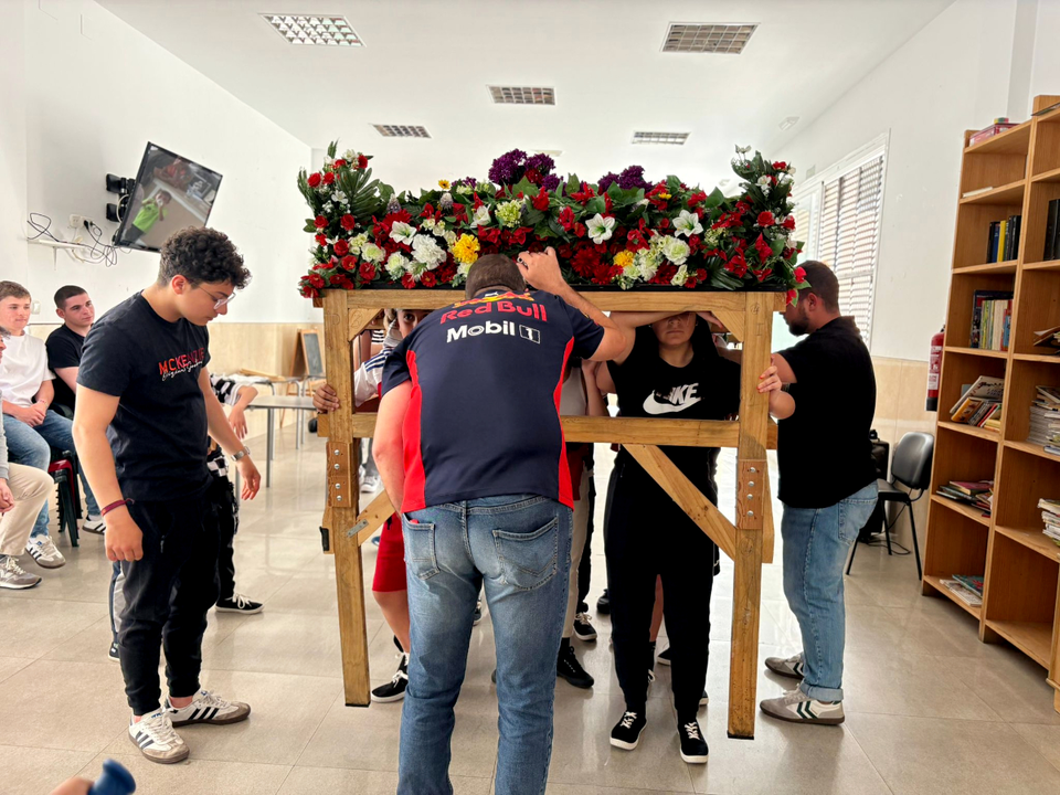 Ensayo del paso de la Cruz de Mayo de Parques de Ceuta (1)