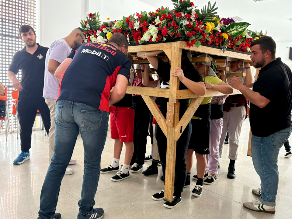 Ensayo del paso de la Cruz de Mayo de Parques de Ceuta