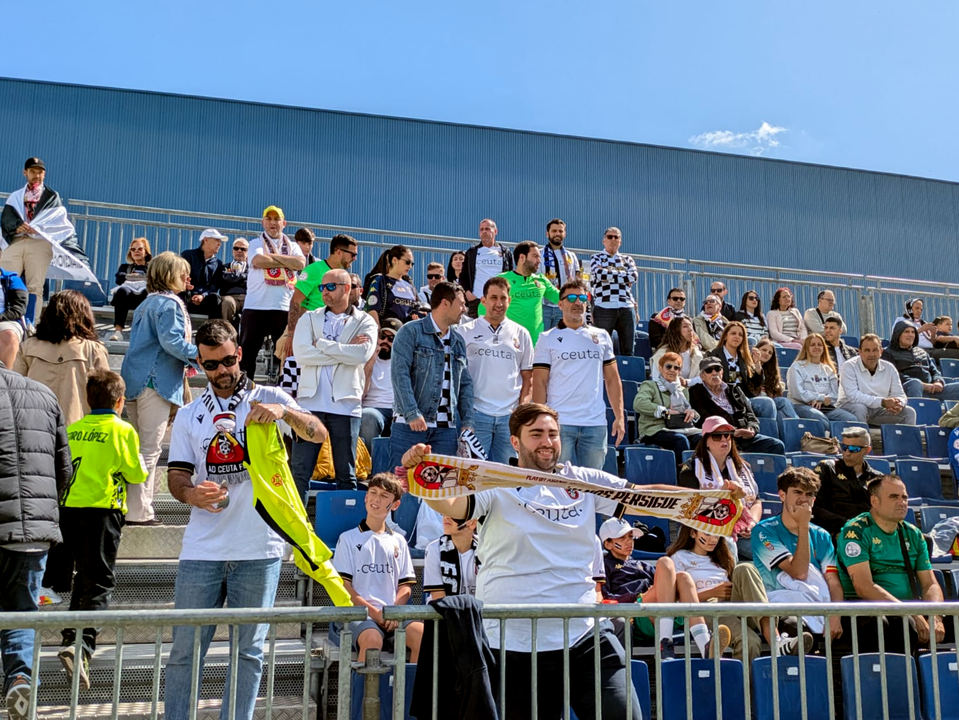 Aficionados de la AD Ceuta FC en Fuenlabrada (3)