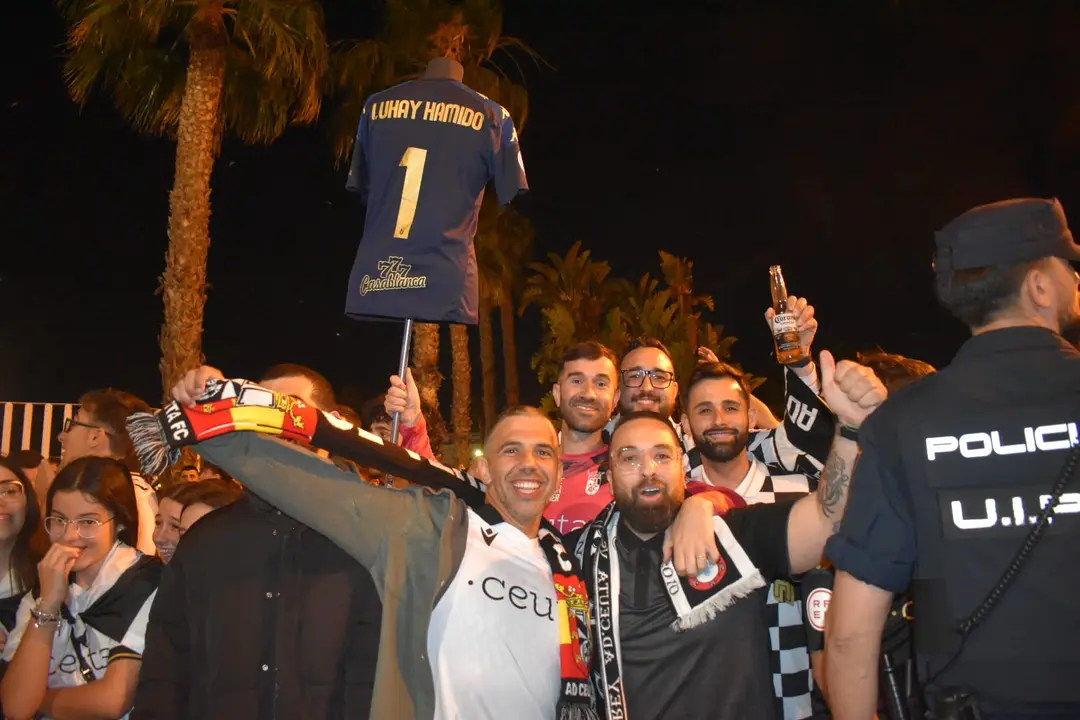 Multitudinaria celebraci&oacute;n del ascenso del Ceuta en la Estaci&oacute;n Mar&iacute;tima. Foto: Rafa B&aacute;ez