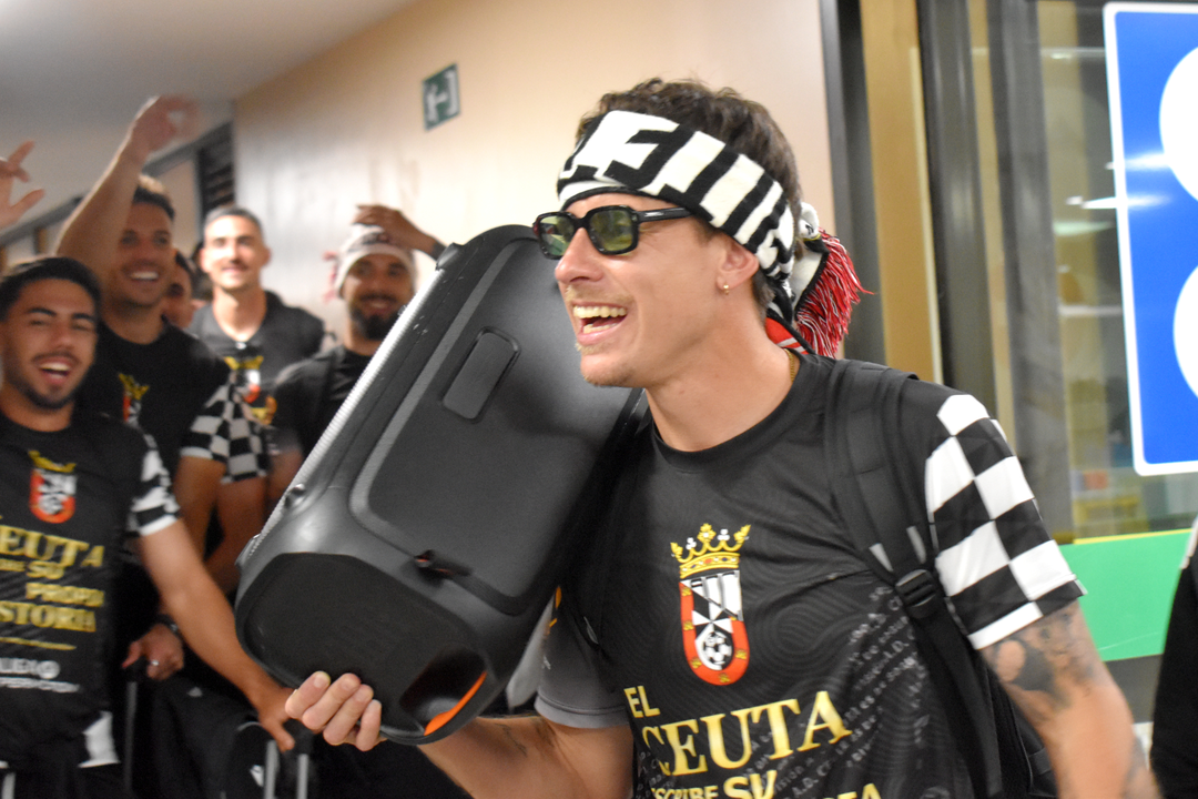 Dani Aquino a la llegada al Puerto de Ceuta  / Rafa B&aacute;ez