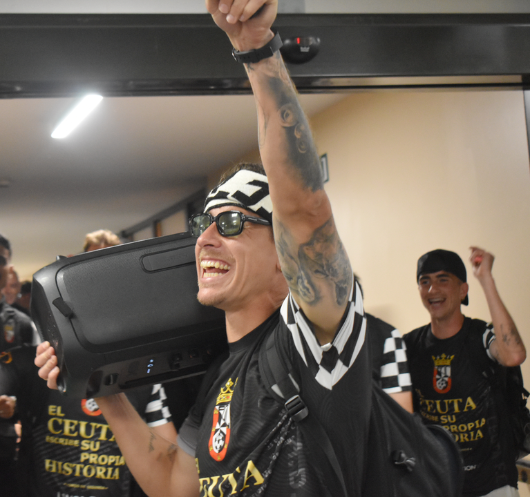 La afici&oacute;n celebra el ascenso de la AD Ceuta FC en el Puerto  (9)