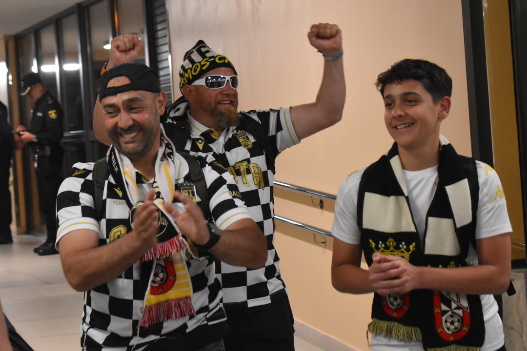 La afici&oacute;n celebra el ascenso de la AD Ceuta FC en el Puerto  (5)