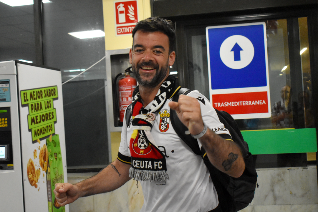 La afici&oacute;n celebra el ascenso de la AD Ceuta FC en el Puerto  (4)