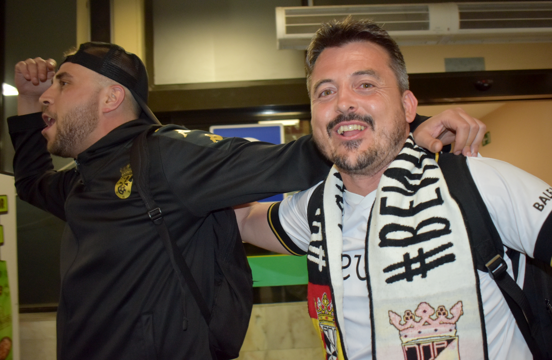 La afici&oacute;n celebra el ascenso de la AD Ceuta FC en el Puerto  (1)
