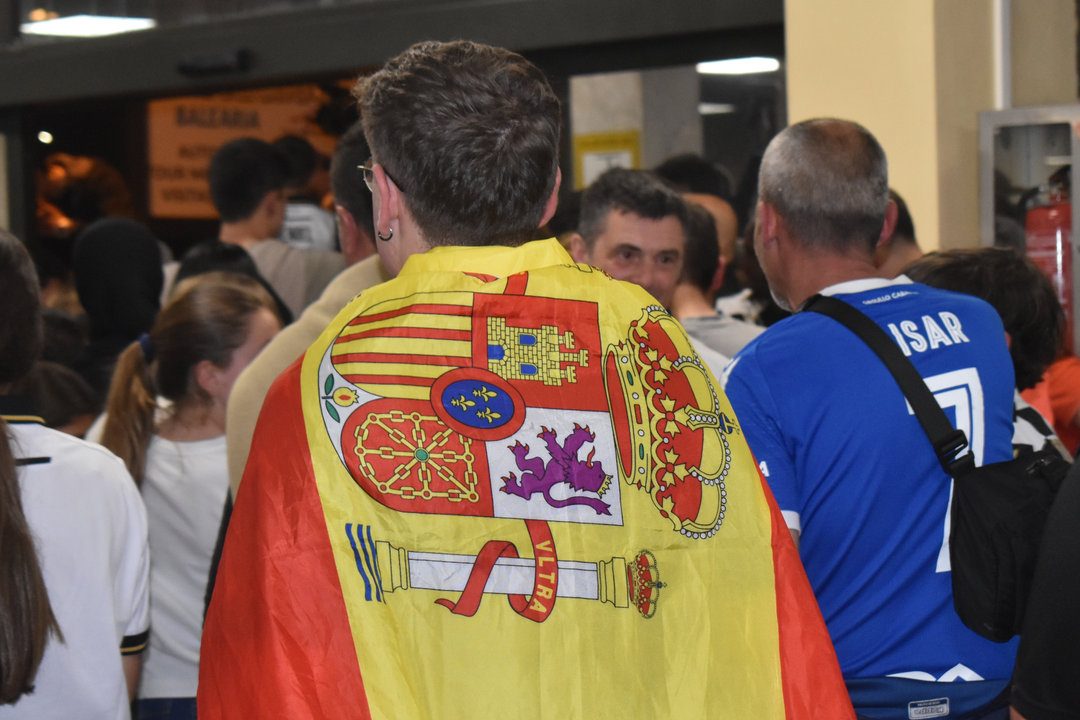 La afici&oacute;n celebra el ascenso de la AD Ceuta FC en el Puerto 