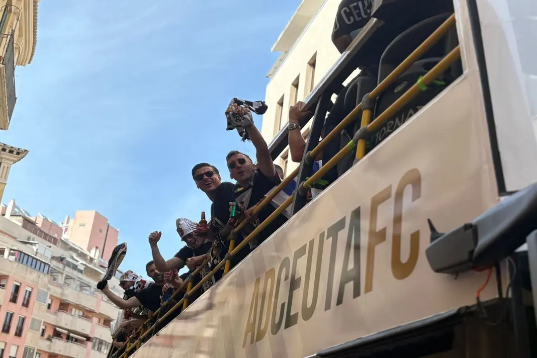 Celebraci&oacute;n ascenso de la AD Ceuta FC (8)